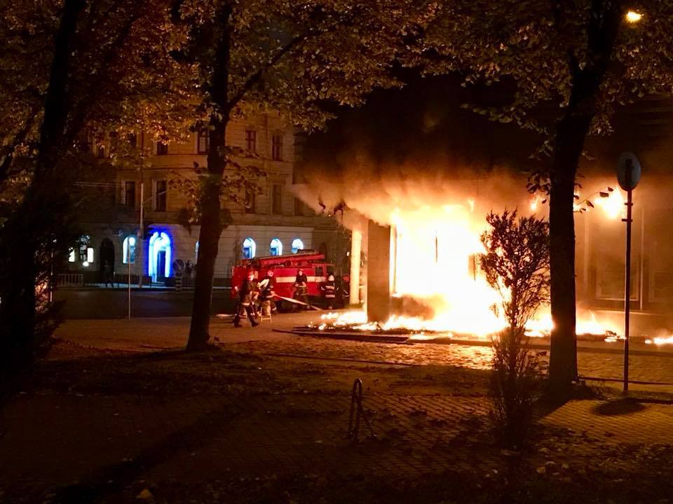 Во Львове ночью сгорело здание "Сбербанка России"
