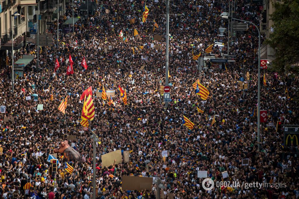 Дороги заблокированы: в Каталонии началась всеобщая забастовка