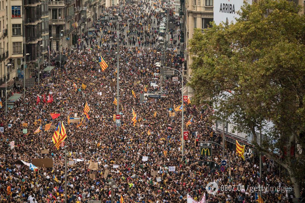 Дороги заблокированы: в Каталонии началась всеобщая забастовка