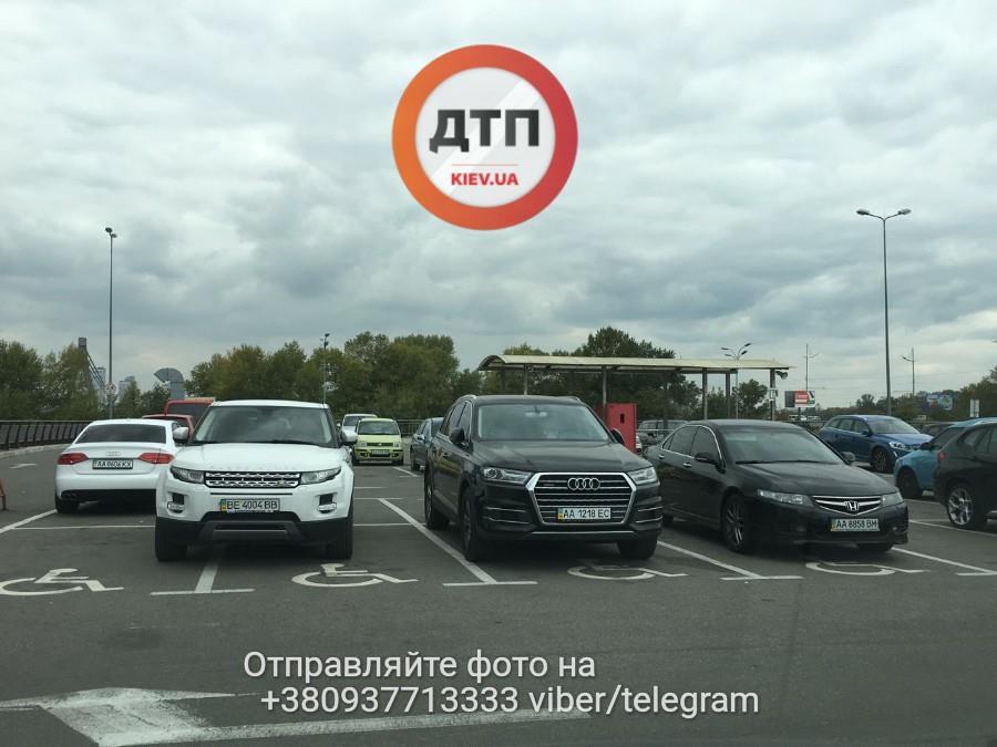 "Щоразу все багатші": мережу розгнівали "інваліди" на парковці в Києві