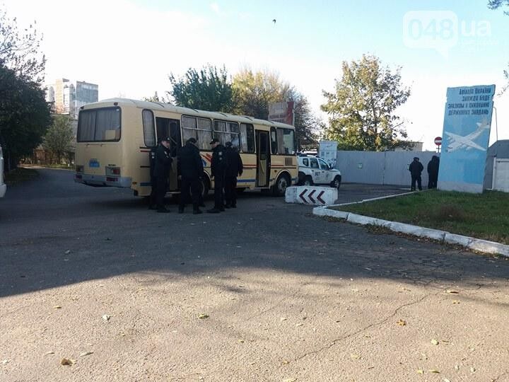 "Захоплення" аеродрому в Одесі: військових взяли під посилену охорону