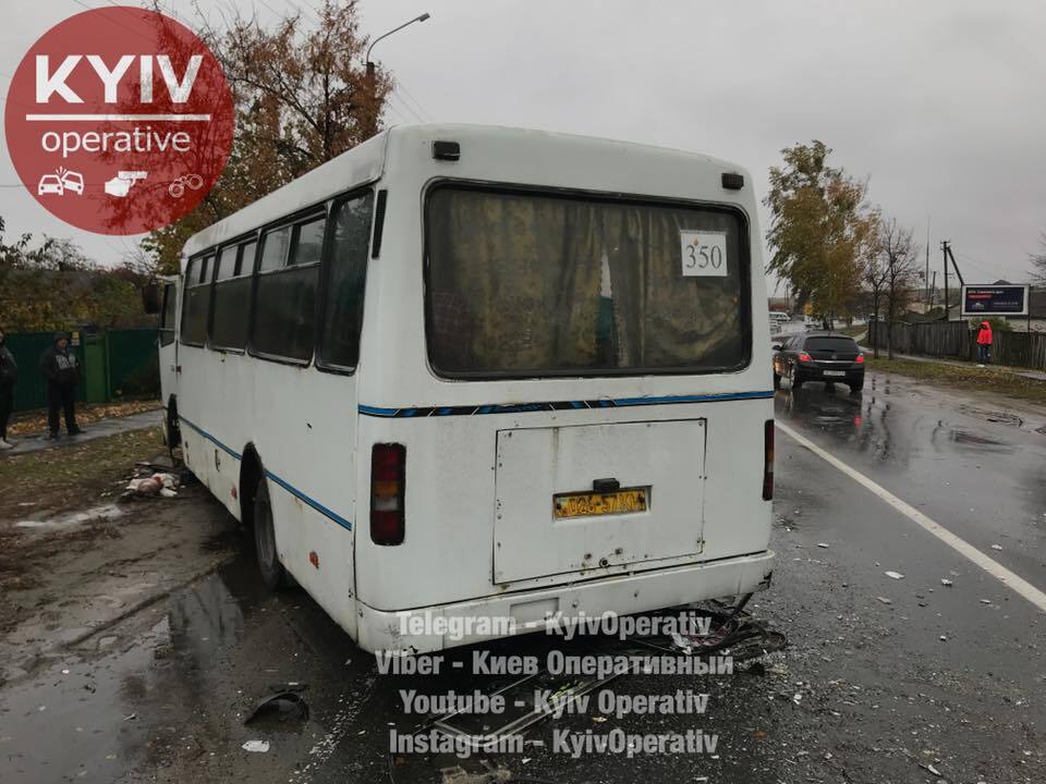Под Киевом произошло жуткое ДТП с маршрутками: водителя вырезали из авто