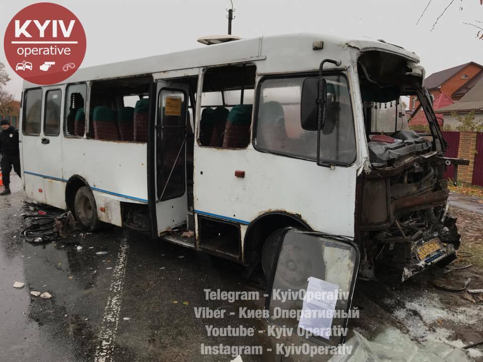 Под Киевом произошло жуткое ДТП с маршрутками: водителя вырезали из авто
