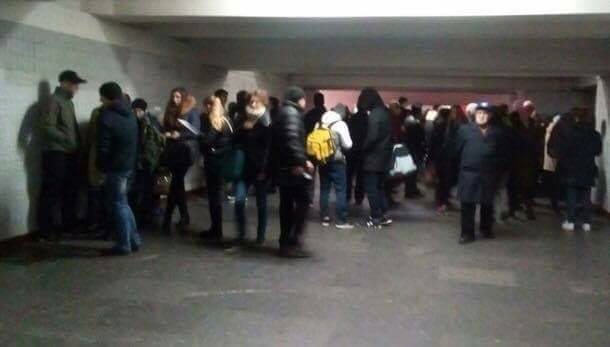 В Киеве в метро человек упал на рельсы: появились фото с места ЧП