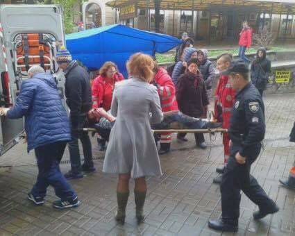В Киеве в метро человек упал на рельсы: появились фото с места ЧП