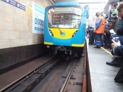 У Києві в метро людина впала на рейки: з'явилися фото з місця НП