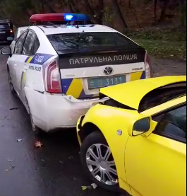 В Киеве произошло масштабное ДТП с участием патрульных: опубликовано видео