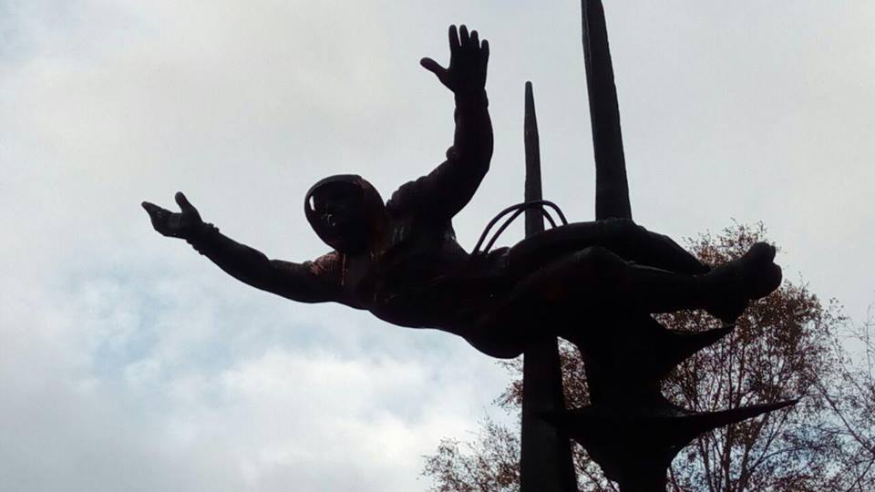 Нам такие "космонавты" не надо: во Львове собрались снести памятник депутату Госдумы