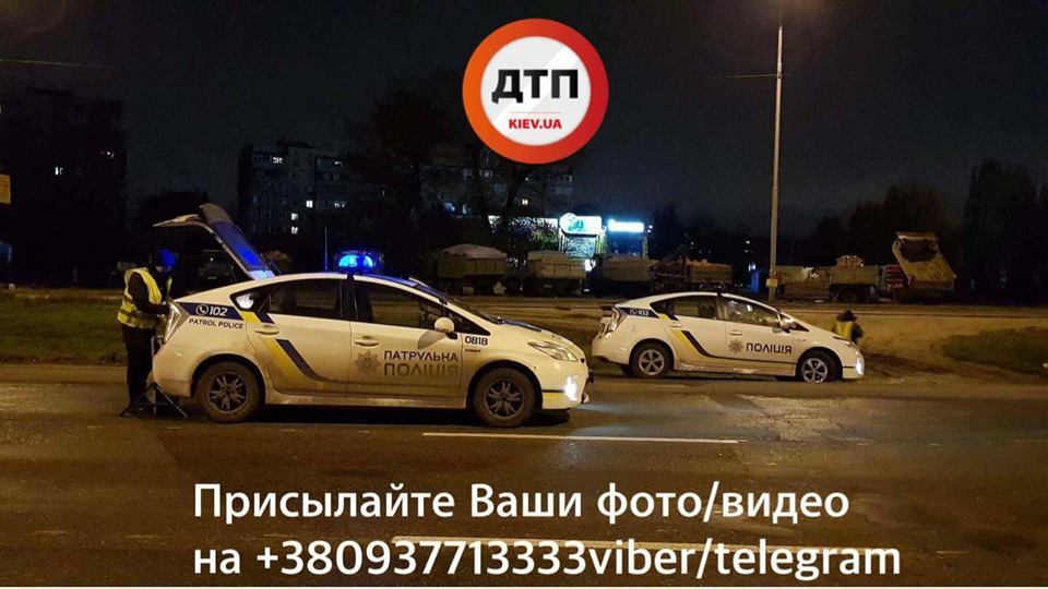Пробил отбойник: в Киеве произошло жуткое ДТП, водителя зажало