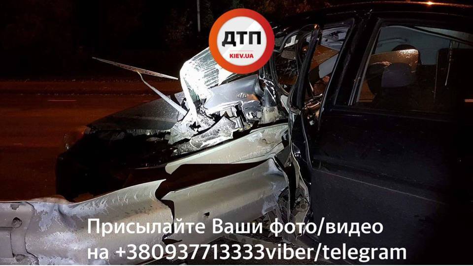 Пробив відбійник: у Києві сталася жахлива ДТП, водія затиснуло в авто