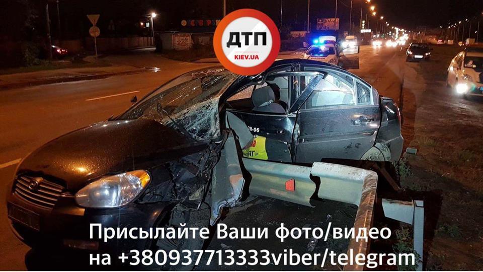 Пробив відбійник: у Києві сталася жахлива ДТП, водія затиснуло