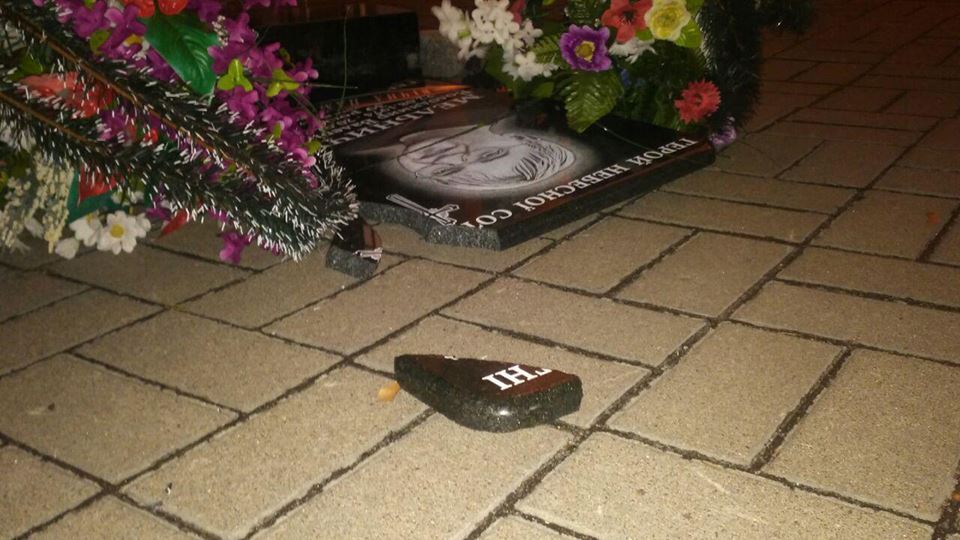 "Уже немає сил терпіти": у центрі Києва розбили пам'ятник Герою Небесної Сотні