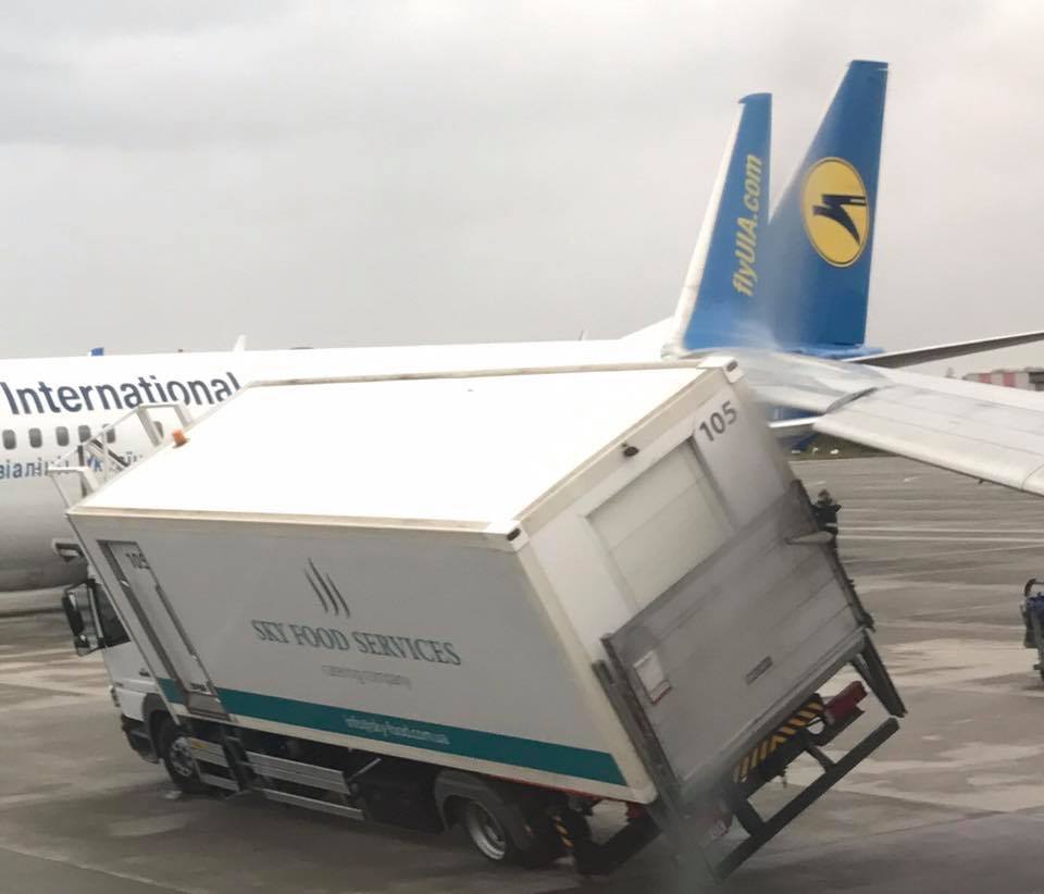 Щось пішло не так: в аеропорту "Бориспіль" літак влаштував ДТП з вантажівкою