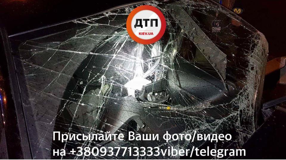 Пробил отбойник: в Киеве произошло жуткое ДТП, водителя зажало