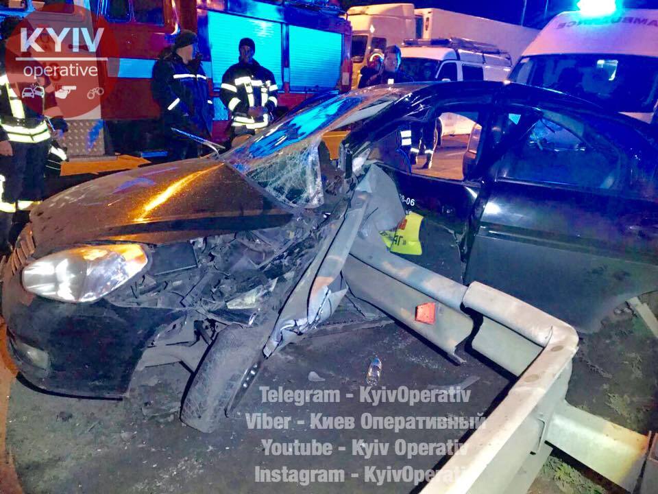 Пробив відбійник: у Києві сталася жахлива ДТП, водія затиснуло в авто