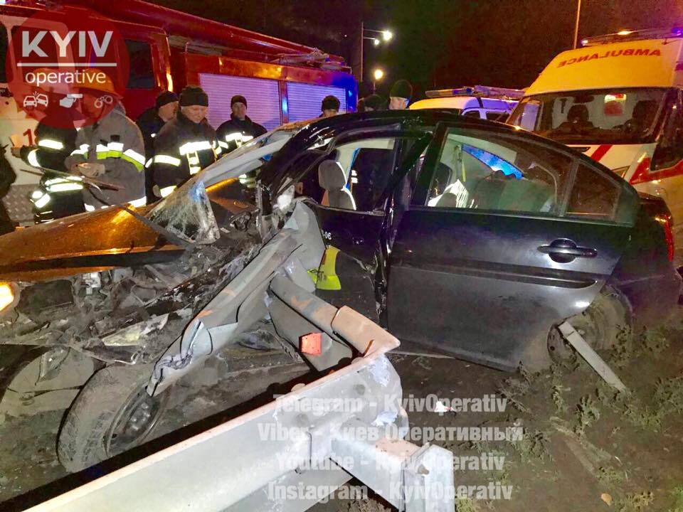 Пробил отбойник: в Киеве произошло ужасное ДТП, водителя зажало в авто