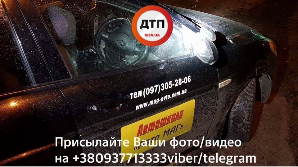 Пробил отбойник: в Киеве произошло ужасное ДТП, водителя зажало в авто