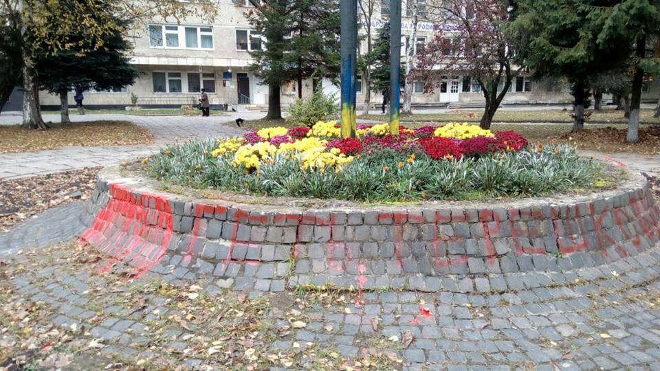 Нам такі "космонавти" не треба: у Львові зібралися знести пам'ятник депутату Держдуми