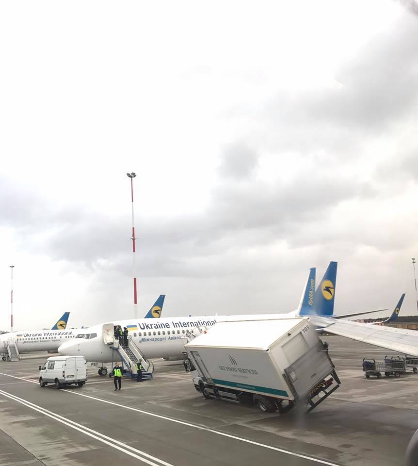 Что-то пошло не так: в аэропорту "Борисполь" самолет устроил ДТП с грузовиком