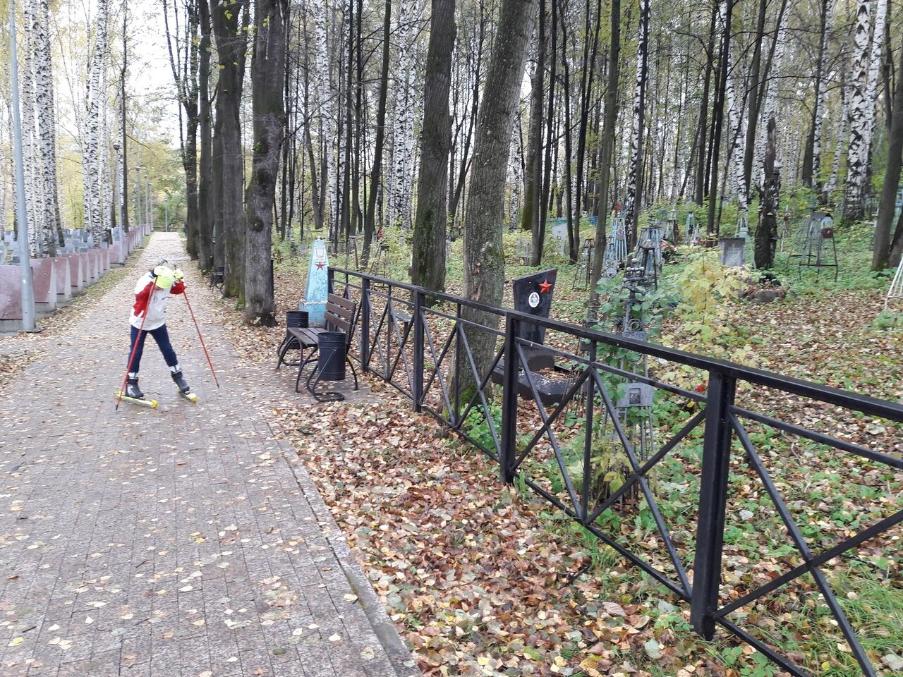 Російських лижників змусили тренуватися на кладовищі і біля крематорію