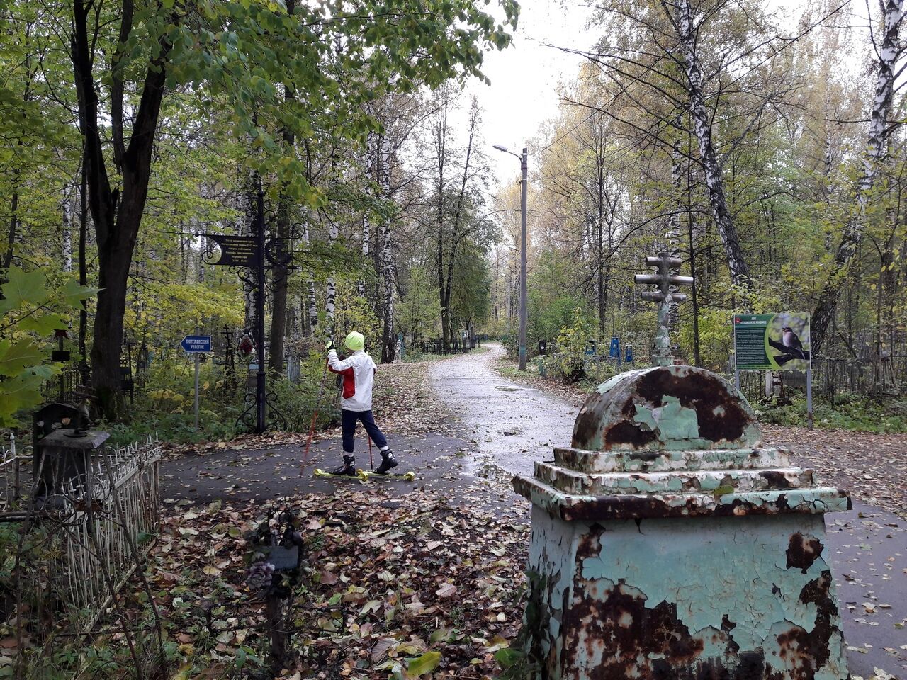 Російських лижників змусили тренуватися на кладовищі і біля крематорію