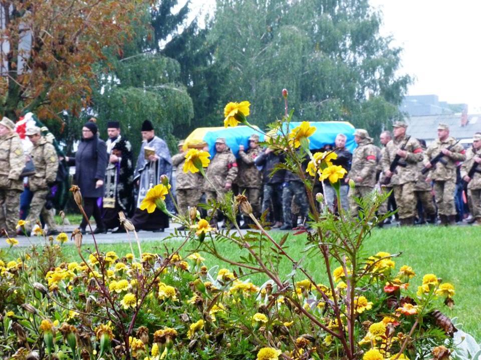 "І плакали люди, і плакало небо": під Хмельницьким попрощалися з пілотами літака ЗСУ, що розбився