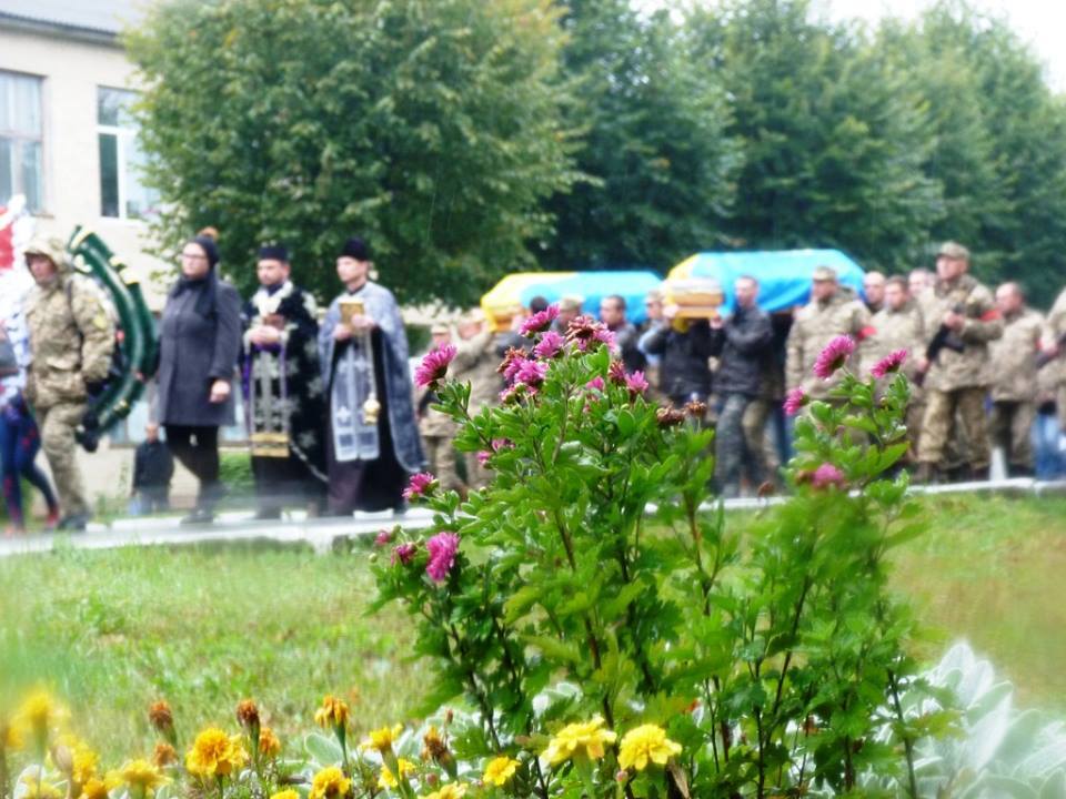 "И плакали люди, и плакало небо": под Хмельницким простились с пилотами разбившегося самолета ВСУ