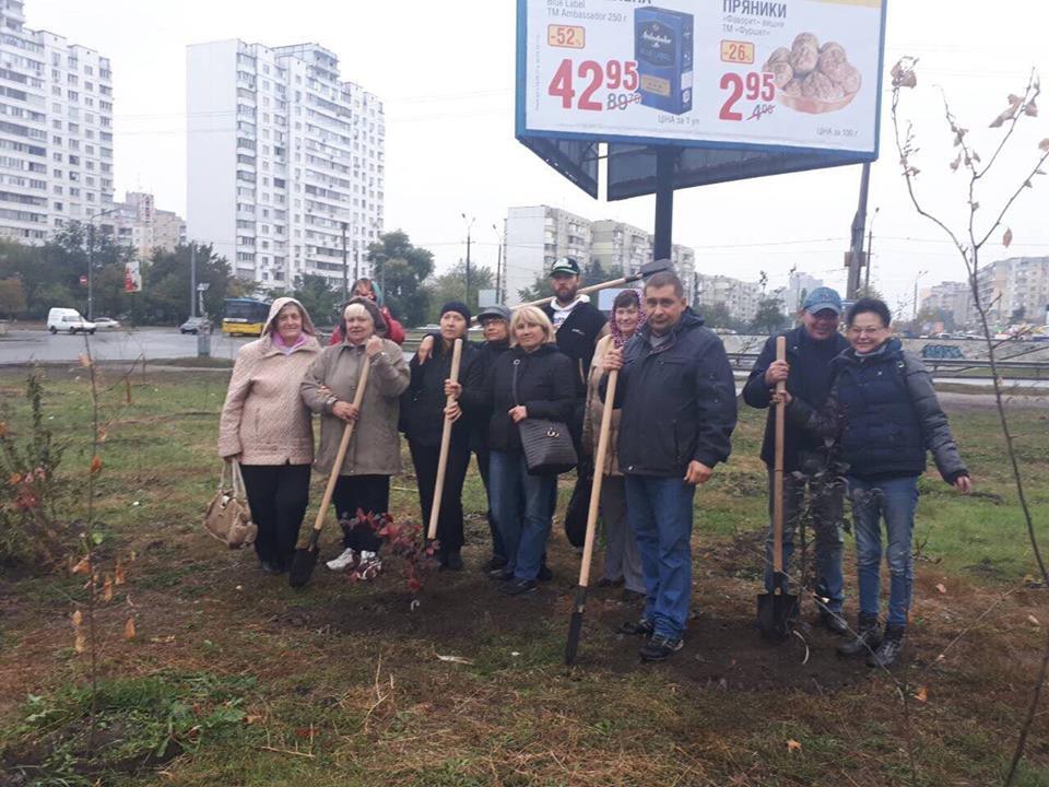 В Киеве около эко-заправки на Ревуцкого высадили аллею примирения
