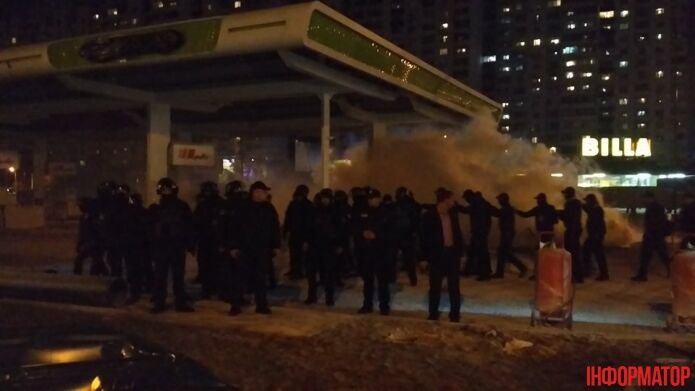 Камни, яйца и шины: в Киеве произошла кровавая стычка активистов с полицией из-за АЗС