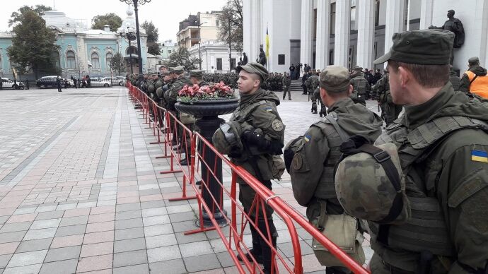 С потасовками и блокированием трибуны: в Раде перенесли рассмотрение закона по Донбассу