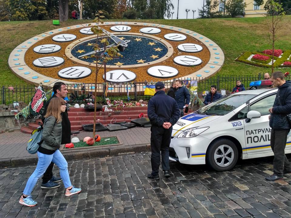 "Они виновны в войне на Донбассе": в центре Киева разбили памятник Небесной Сотне