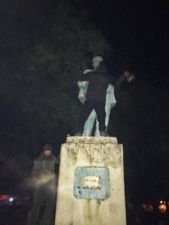 Декомунізація в Україні: на Одещині обезголовили скандальний пам'ятник Леніну