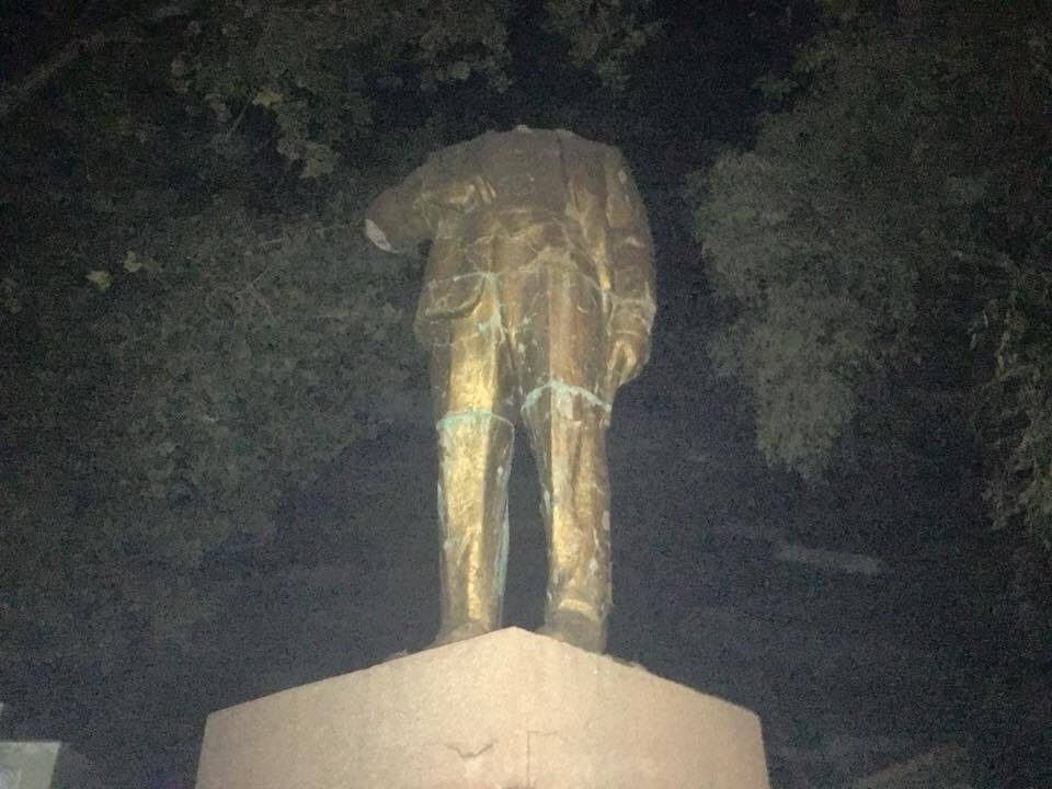 Декоммунизация в Украине: на Одесщине обезглавили скандальный памятник Ленину