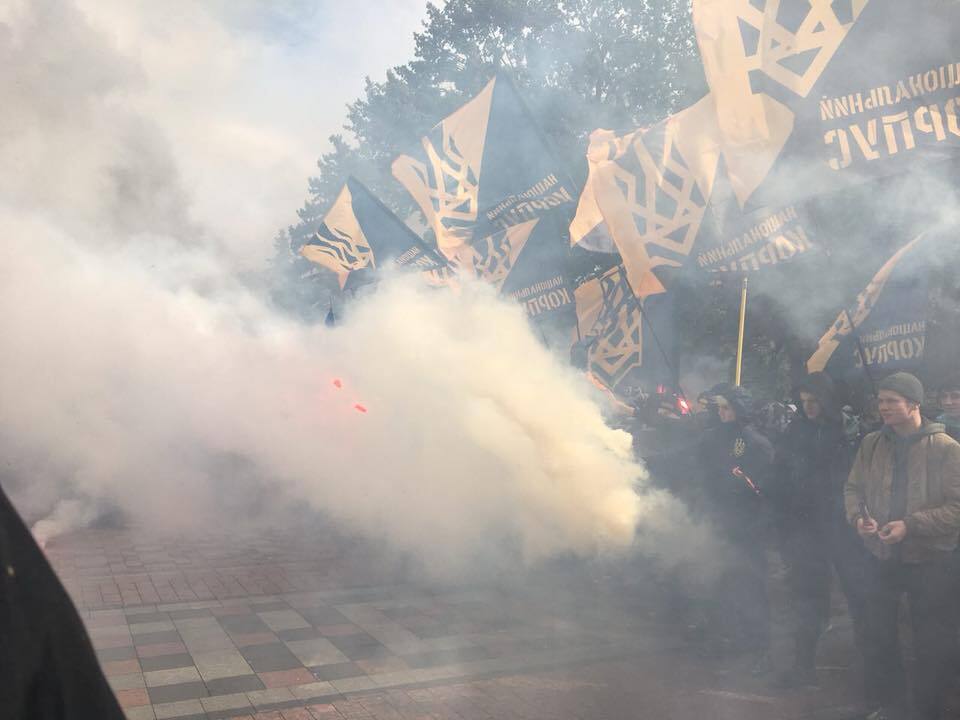 Під Верховною Радою підпалили шини: яскравий фоторепортаж