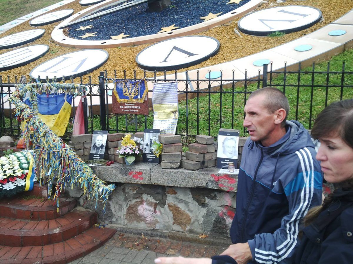 "Они виновны в войне на Донбассе": в центре Киева разбили памятник Небесной Сотне