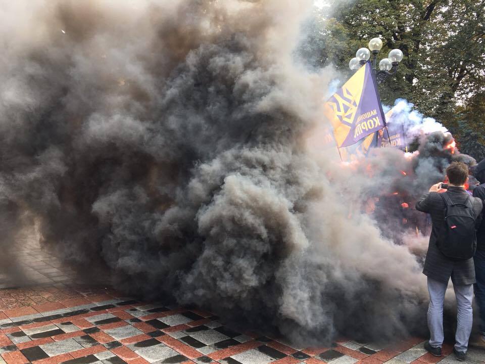 Під Верховною Радою підпалили шини: яскравий фоторепортаж