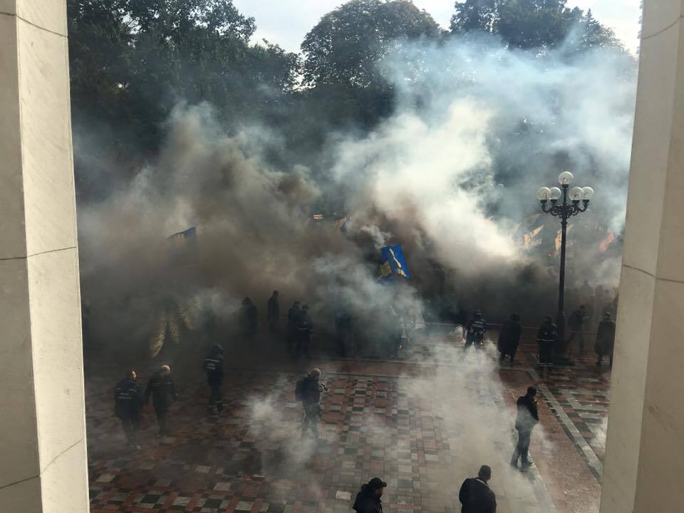 Под Верховной Радой подожгли шины: яркий фоторепортаж