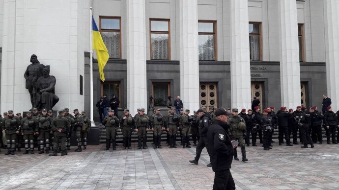 С потасовками и блокированием трибуны: в Раде перенесли рассмотрение закона по Донбассу