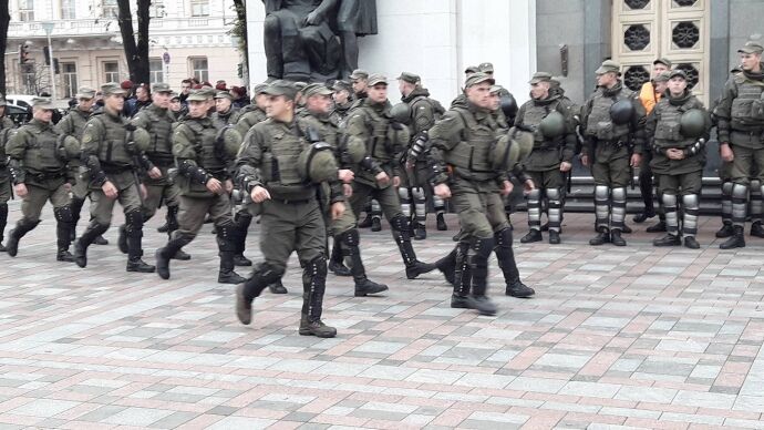 С потасовками и блокированием трибуны: в Раде перенесли рассмотрение закона по Донбассу