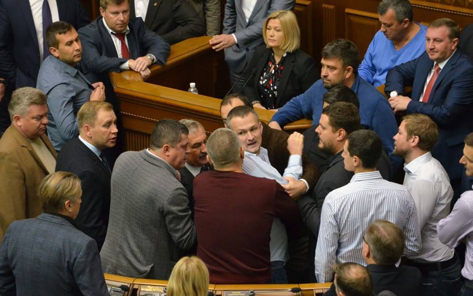 Страсти по Донбассу: депутаты взяли трибуну Рады в осаду и устроили драку
