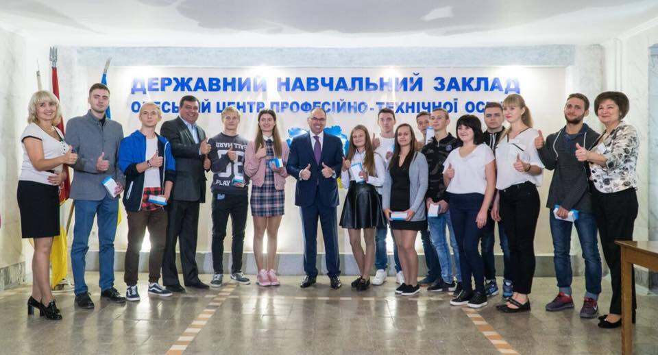 "Помогут подросткам": глава Одесской ОГА пояснил покупку десятков смартфонов