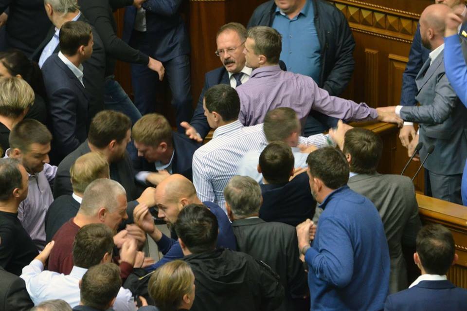 Страсті за Донбасом: депутати взяли трибуну Ради в облогу і влаштували бійку