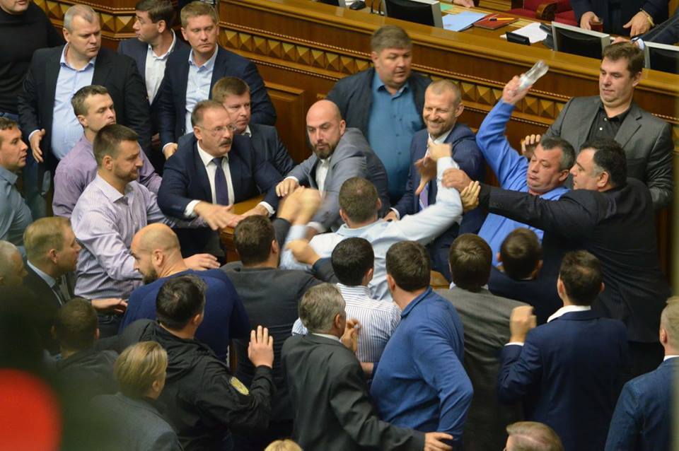 Страсті за Донбасом: депутати взяли трибуну Ради в облогу і влаштували бійку