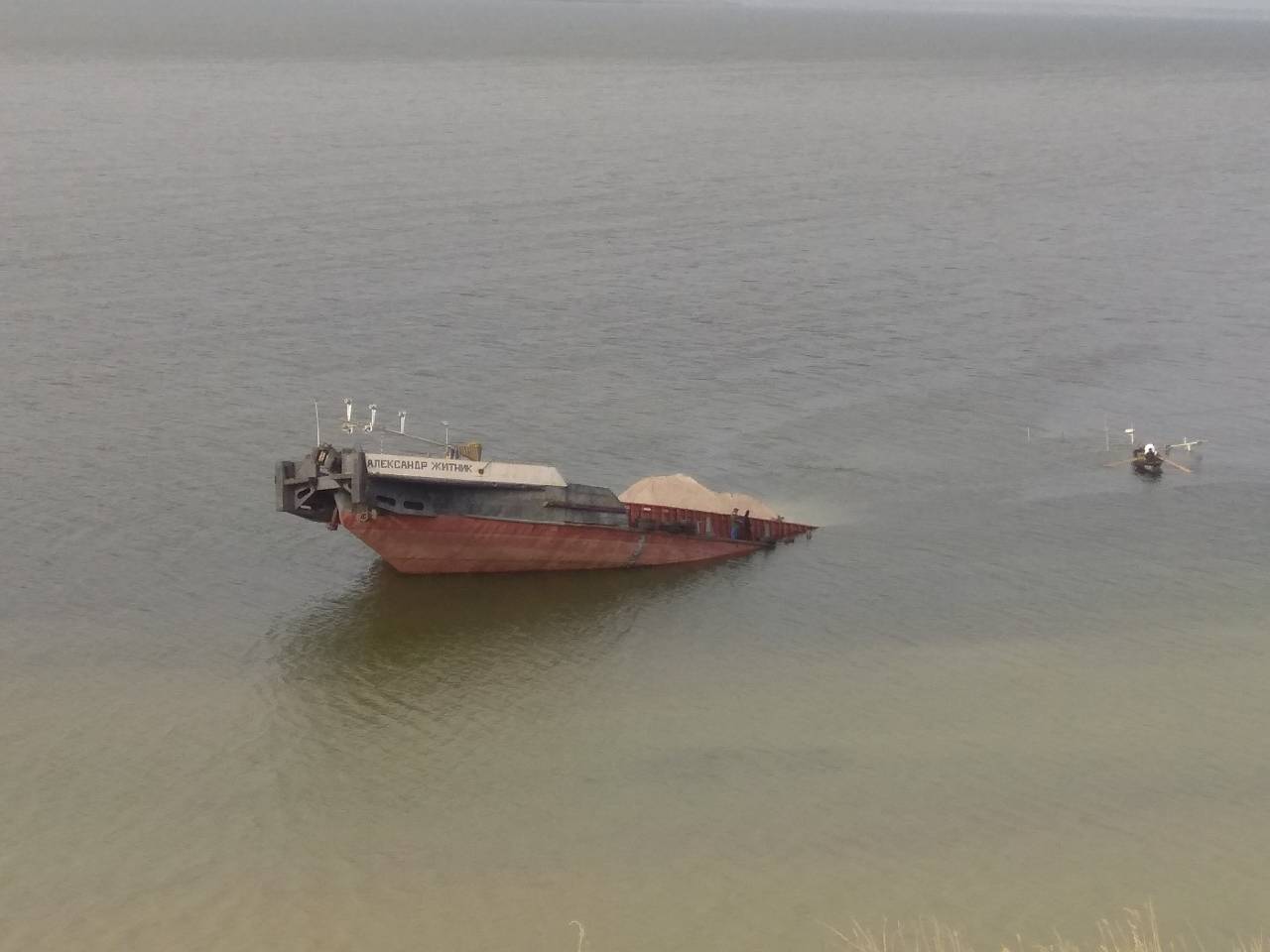 В Каховском водохранилище произошло ЧП: появилось огромное нефтяное пятно 