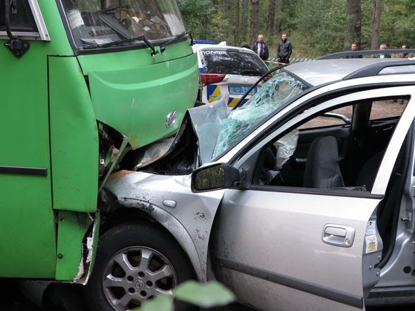 "Вранці бачили п'яними": під Києвом сталась жахлива ДТП з маршруткою