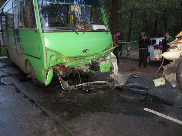 "Утром видели пьяными": под Киевом произошло кошмарное ДТП с маршруткой