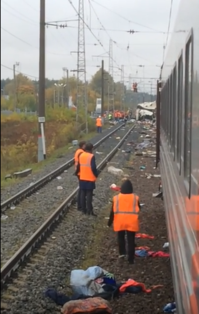 Поезд снес застрявший автобус: появилось первое видео и подробности трагедии в России