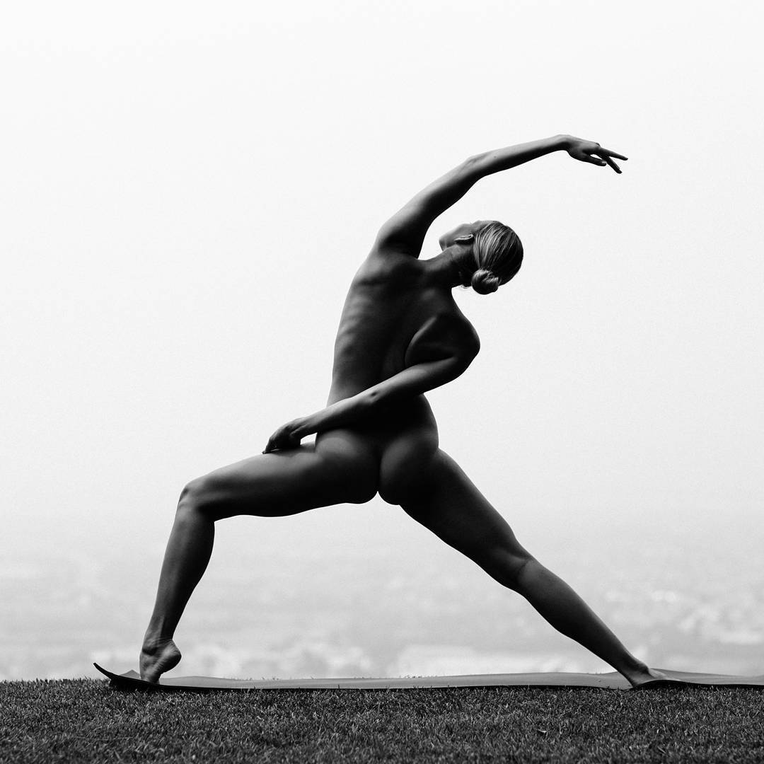 Голая йога: спортсменка покорила Instagram откровенными фотографиями