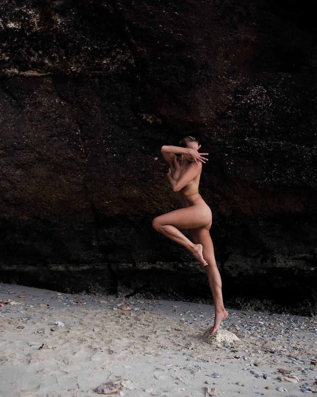 Гола йога: спортсменка підкорила Instagram відвертими фотографіями
