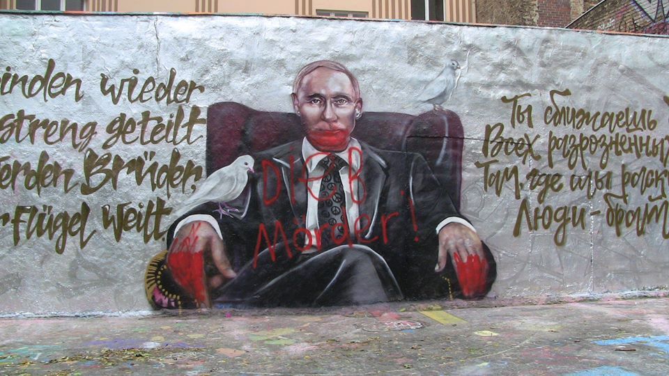 Убийца и вор: Путина в Берлине оригинально "поздравили" с днем рождения